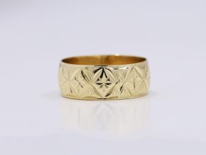 Zlatý elegantně rytý prsten