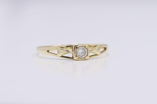 Zlatý decentní prsten s kamenem