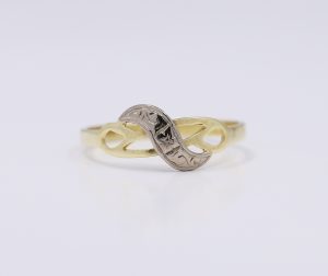 Zlatý prsten elegance bílého motivu