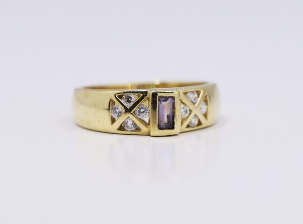 Zlatý elegantní prsten s kamínkovým motivem