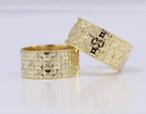Zlaté snubní prsteny s krásným rytím