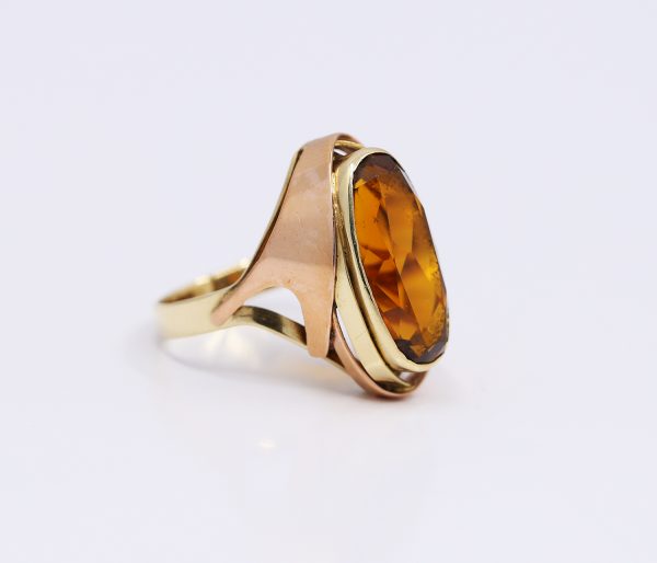 Zlatý masivní prsten s velkým kamenem