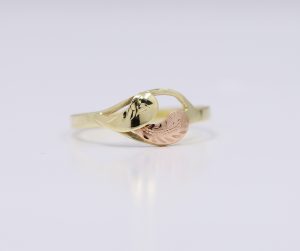 Zlatý prsten dvoubarevných listů