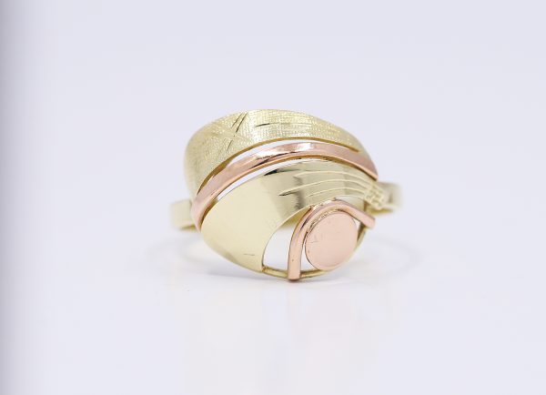 Zlatý futuristický prsten
