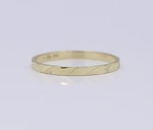 Zlatý hranatý prsten