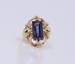 Zlatý masivní prsten s fialovým kamenem