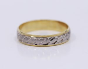 Zlatý broušený moderní prsten