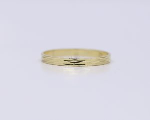 Zlatý prsten jemné elegance