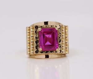 Zlatý masivní prsten s růžovým kamenem
