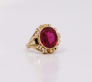 Zlatý prsten s rudým kamenem