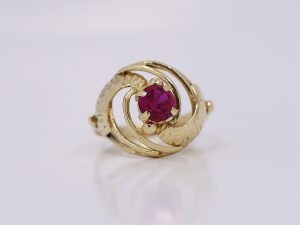 Zlatý krásný prsten růžový kámen