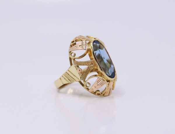 Zlatý masivní prsten s modrým kamenem