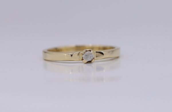 Zlatý jemný prsten s kamenem