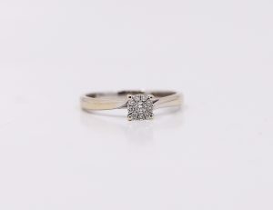 Bílý zásnubní prsten s diamanty