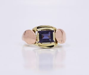 Zlatý prsten fialového kamene