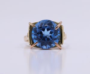 Zlatý prsten velký modrý kámen
