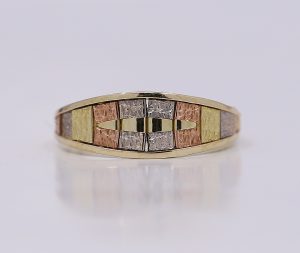 Zlatý prsten barevného zlata