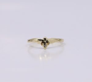Zlatý zdobený véčkový prsten