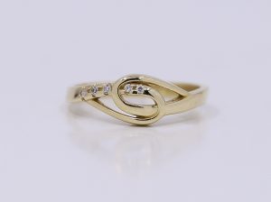 Zlatý prsten dvou propletených ok
