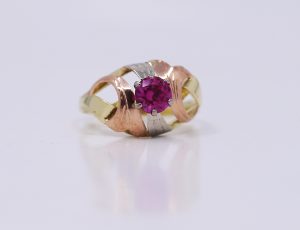 Zlatý prsten tří barev s růžovým kamenem