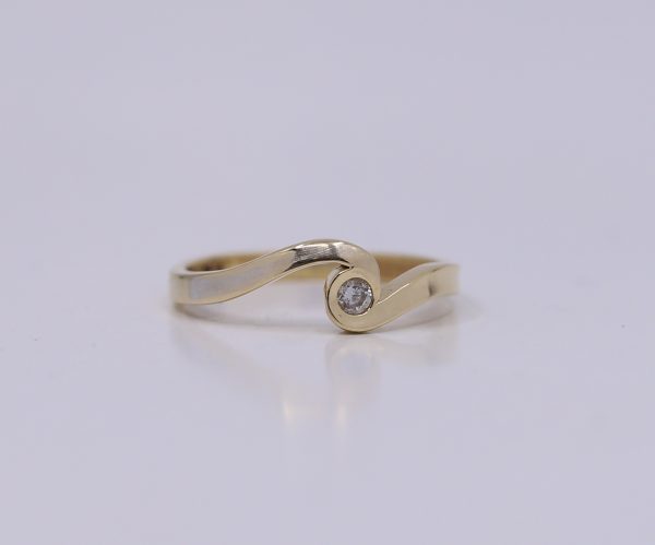 Zlatý elegantní prsten s kamenem