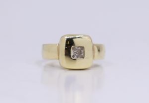 Zlatý decentní prsten s kamenem