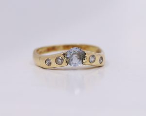Zlatý prsten pěti kamenů