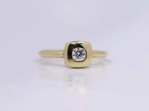 Zlatý prsten dámské elegance