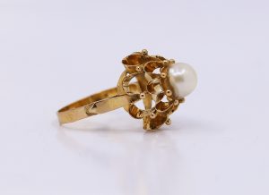 Zlatý elegantní prsten s perlou 18K