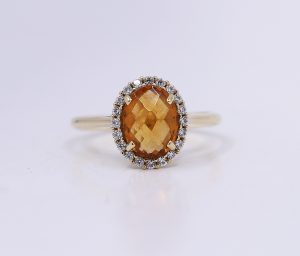 Zlatý elegantní prsten medového kamene