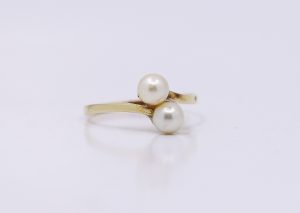 Zlatý prsten s dvojicí perel