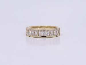Zlatý elegantní prsten mnoha kamenů