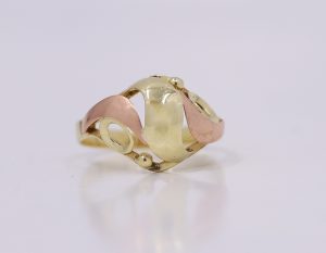 Zlatý dvoubarevný prsten dámské elegance