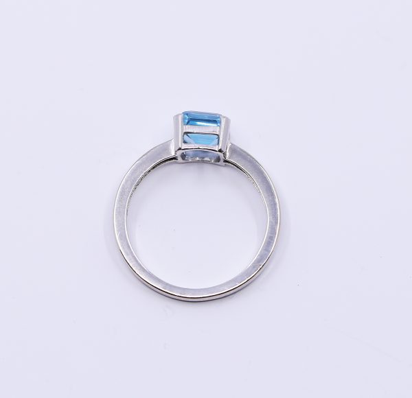 Zlatý bílý prsten s modrým kamenem