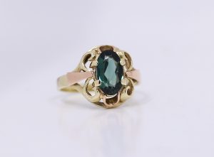 Zlatý prsten s modro-zeleným kamenem