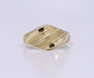 Zlatý elegantní páskovitý prsten