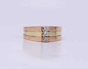 Zlatý dvoubarvý tří kamenný prsten