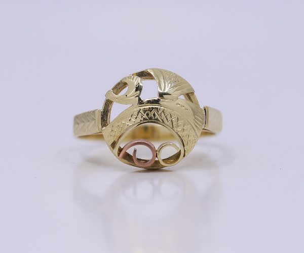 Zlatý prsten s kulatým ornamentem