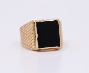 Zlatý masivní prsten s černým kamenem