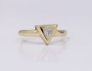 Zlatý trojúhelníkový prsten s kamenem