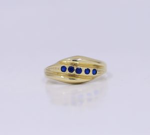 Zlatý prsten pěti modrých kamenů