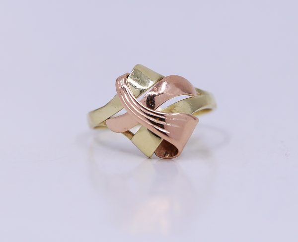Zlatý dámský excentrický prsten