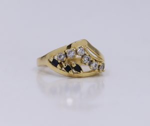 Zlatý prsten kamenů dvou barev