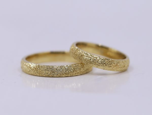 Zlaté snubní prsteny s hrubým povrchem