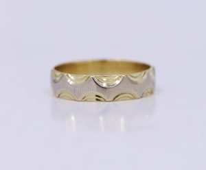 Zlatý elegantní prsten s vlnami