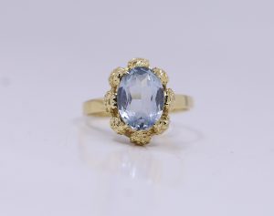 Zlatý elegantní prsten s modrým kamenem