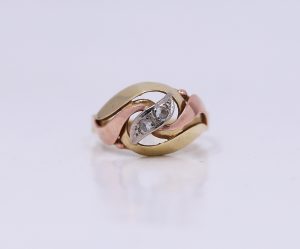 Zlatý elegantní dámský prsten