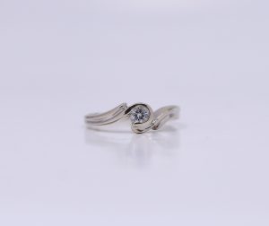 Zlatý bílý prsten s kamenem
