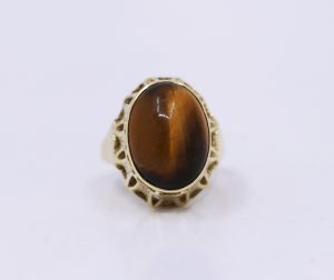 Zlatý prsten s jantarovým kamenem