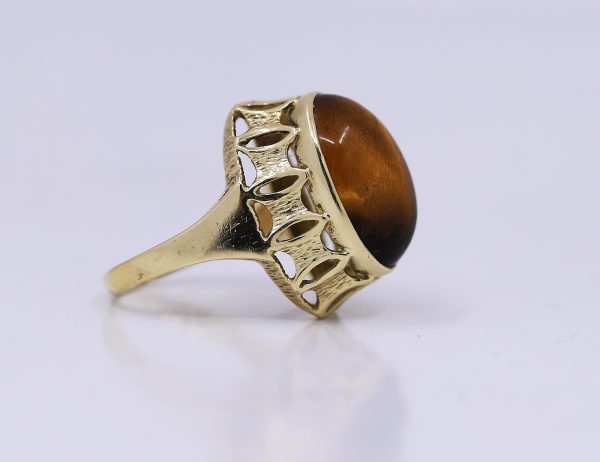 Zlatý prsten s jantarovým kamenem